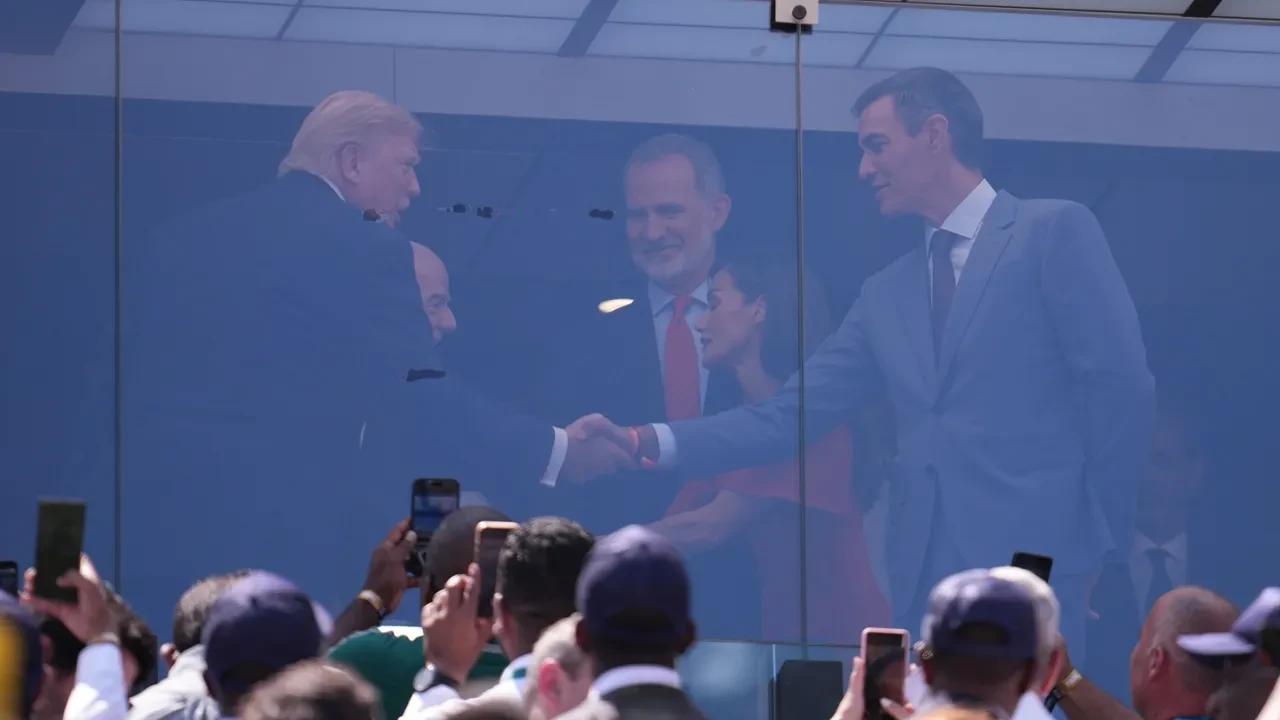 İspanya-Arjantin Dünya Kupası finaline Trump'ın Sanchez'le tokalaşması ve kupa hamlesi damga vurdu