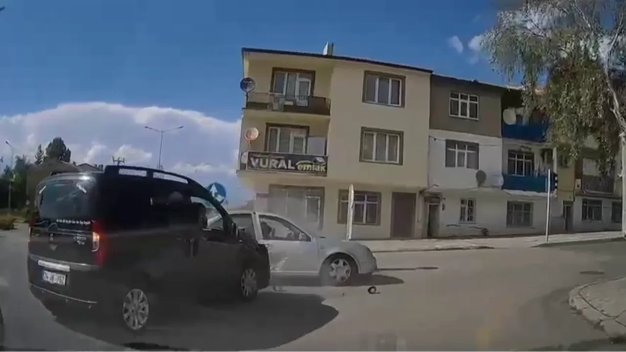 Kırmızı ışık ihlali kazayı getirdi: Erzurum’da iki aracın karıştığı kaza kamerada