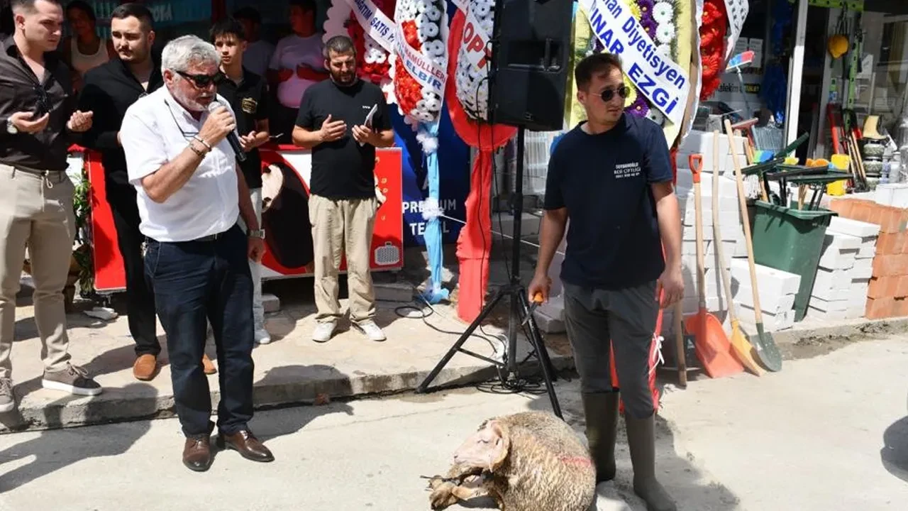 Tekel bayii açılışında imama dua okutup kurban kestiler