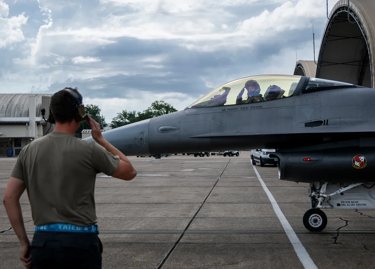 Yapay zeka gerçek F-16 uçurdu