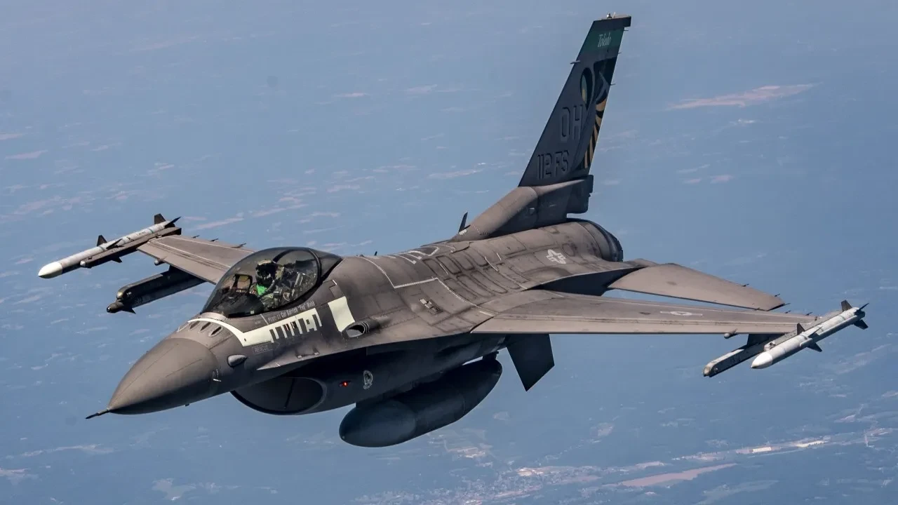 Yapay zeka gerçek F-16 uçurdu
