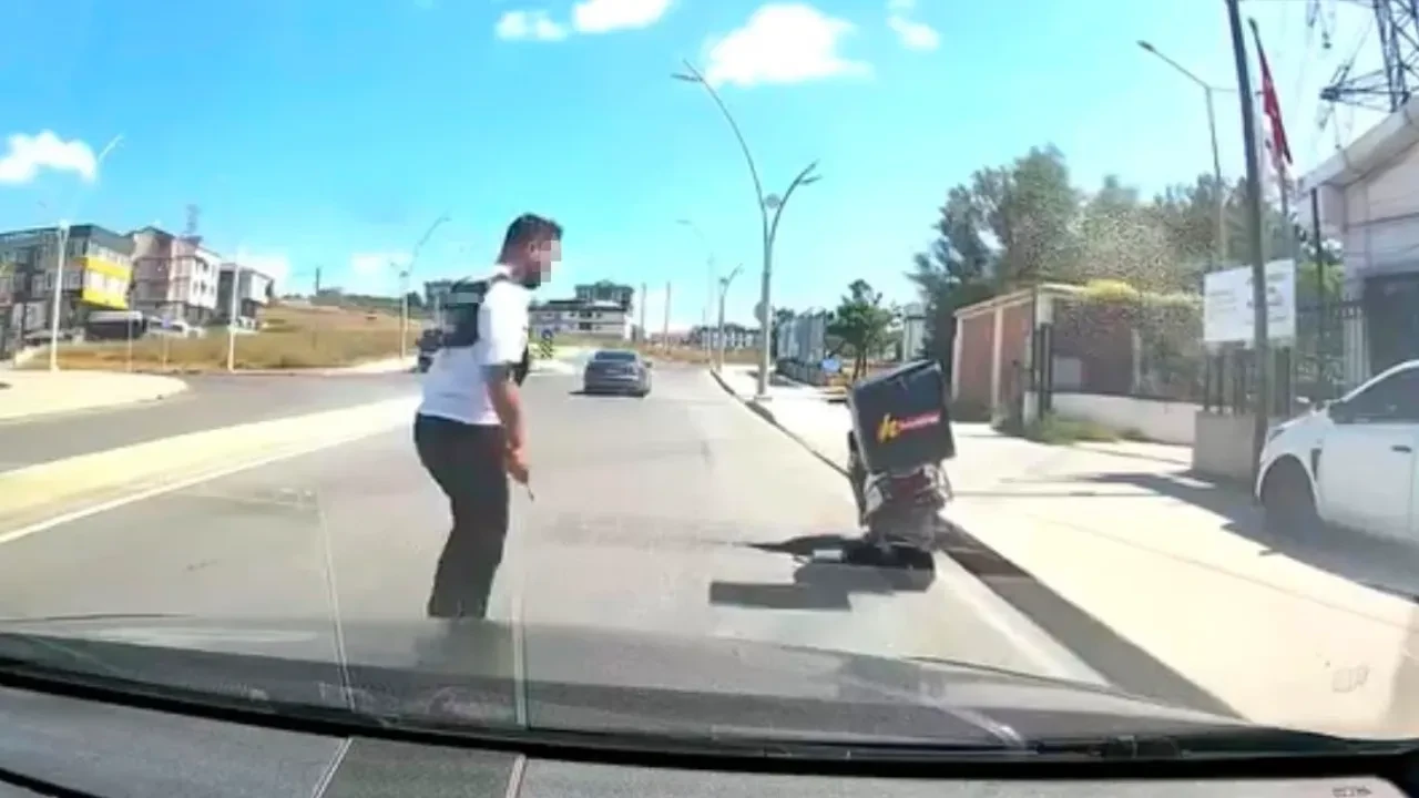Yol ortasında tornavidalı saldırı! Araç kamerası her şeyi kaydetti