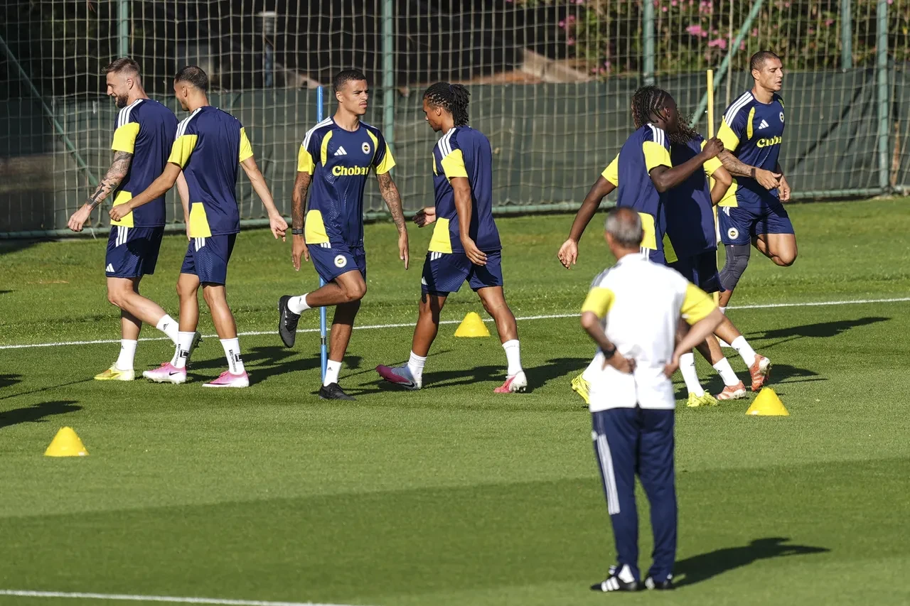 Fenerbahçe'de 2 oyuncu kadro dışı! Yeni transferler UEFA listesine eklendi