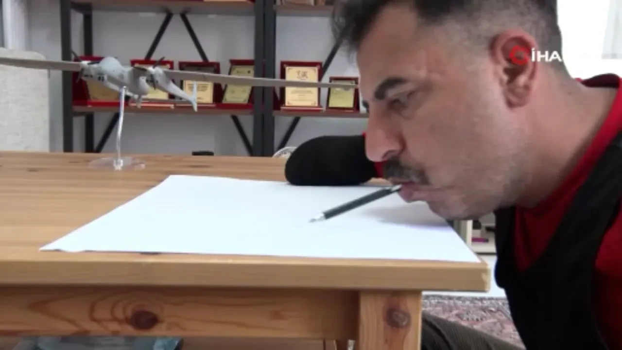 İki kolunu kaybetti, ağzıyla yaptığı çizimlerle KAAN'ın görsel modelleyicisi oldu! İşte azmin öyküsü