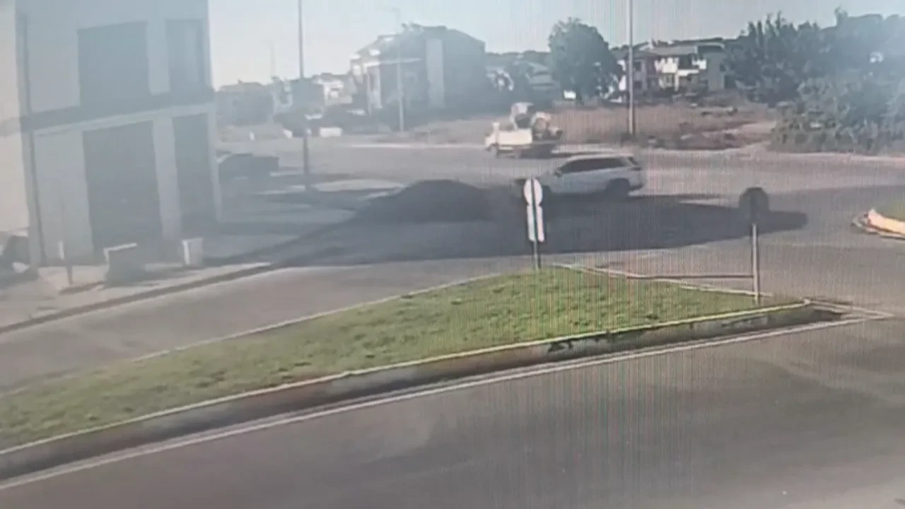 İki otomobil çarpışıp iş yerine daldı! Kaza anı kamerada