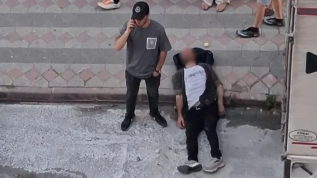 Kafasını defalarca kamyonete vurup kendisini bayılttı! İstanbul'da akıl almaz anlar
