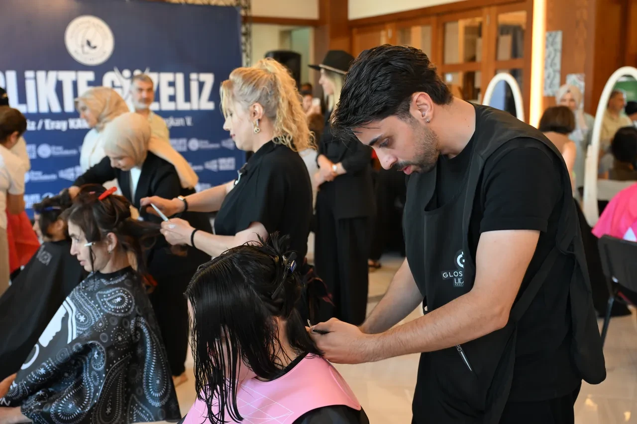 Makaslar bu kez sevgiyle açıldı! ‘Birlikte Güzeliz’ projesi kapsamında çocuklar ve gönüllü kuaförler bir arada