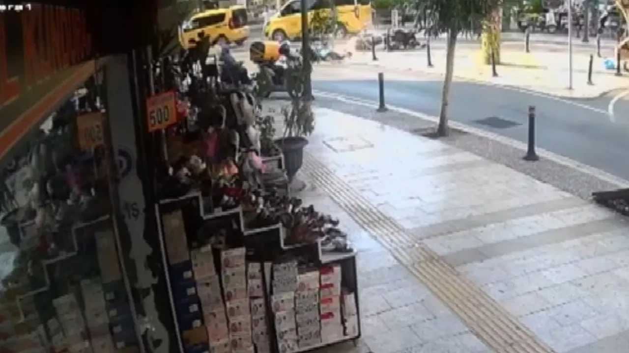 Manavgat'ta kontrolden çıkan motosiklet karşıya geçenlere böyle çarptı