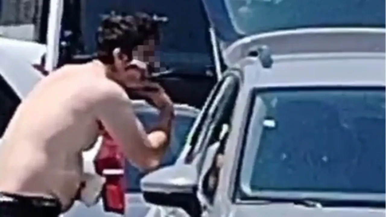 Rahatlığın bu kadarı! Trafiğe aldırış etmeden tıraş oldu