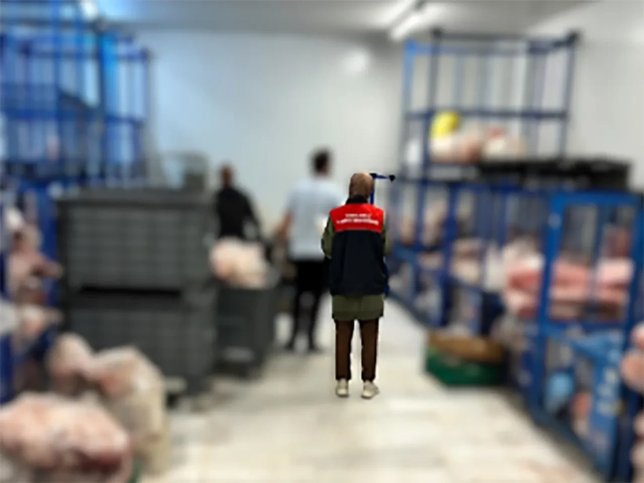 Skandal görüntüler: Kaçak depoda saklanan tonlarca et ele geçirildi