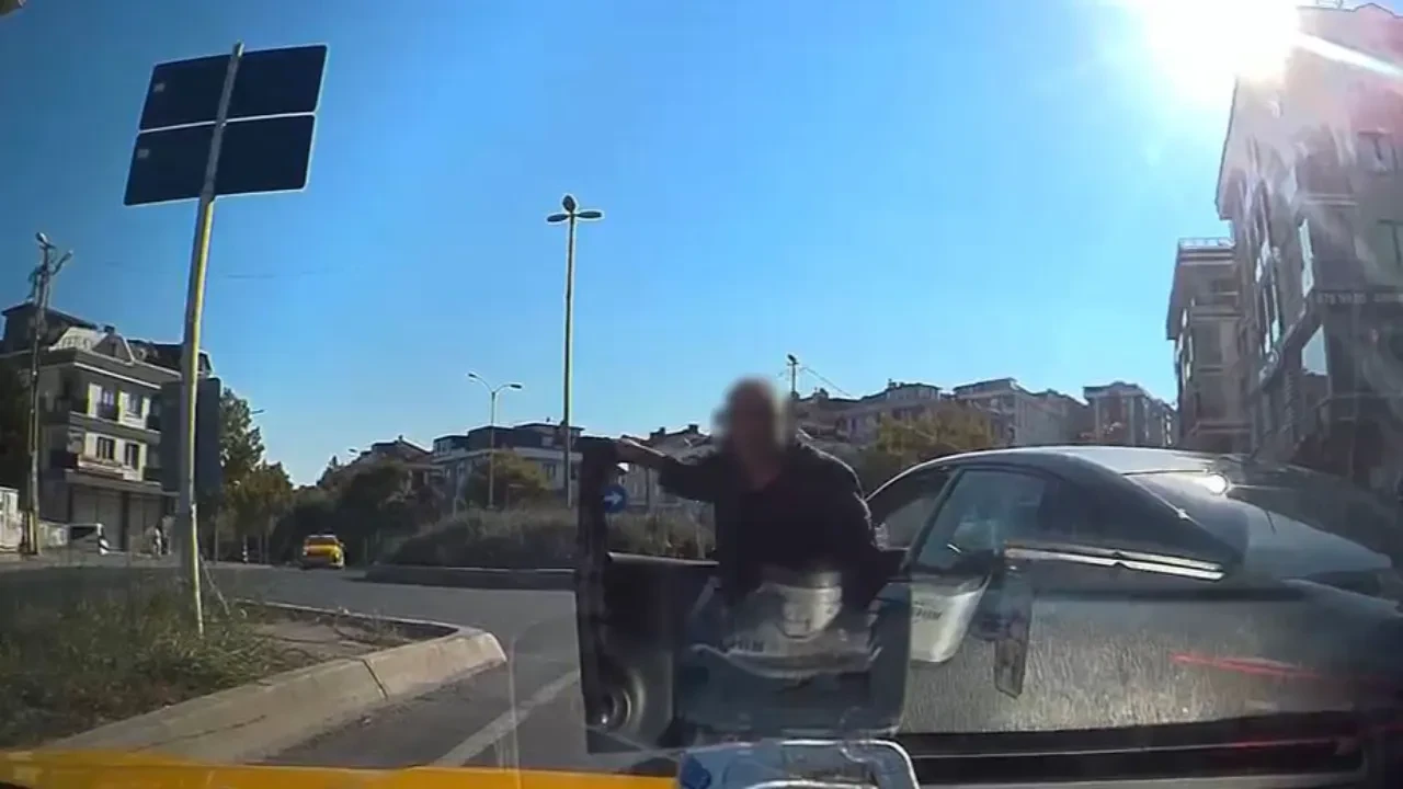 Taksici olay çıkmasın diye köşe bucak kaçtı! Trafik magandası peşini 1 saniye bırakmadı: Dehşet anları kamerada 