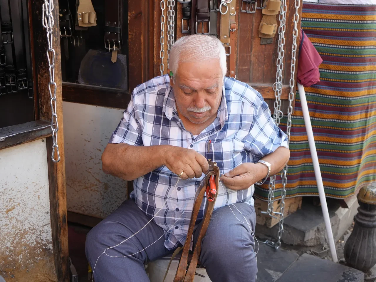 Yarım asırlık meslekte son kale! 2 metrekarelik dükkanında üretiyor, 81 ilden sipariş yağıyor