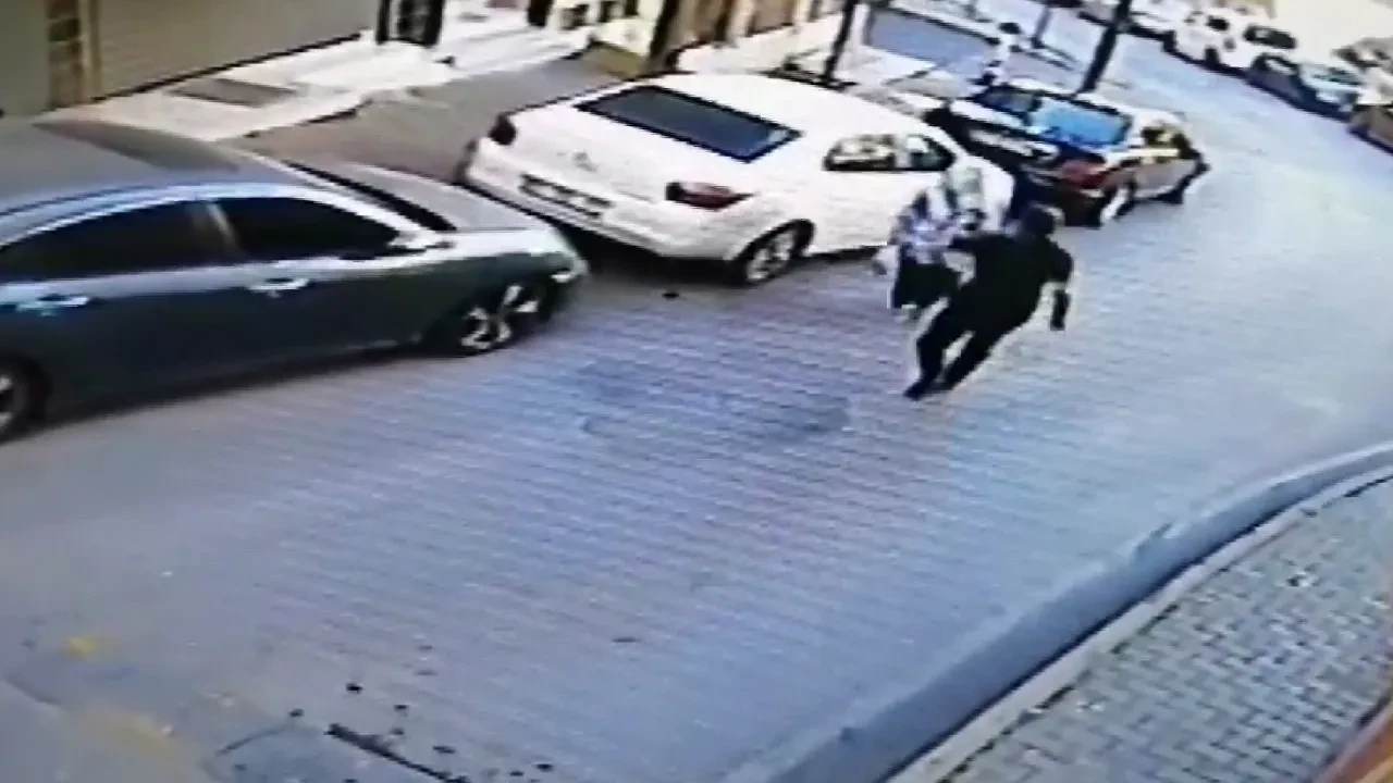 Yolda yürüyen kadının ensesine vurup kaçtı! Şoke eden anlar kamerada 