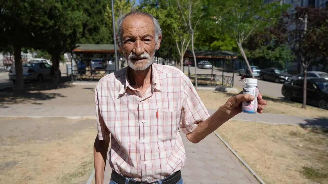 34 yıldır su içemiyordu, şimdi yemek yiyemiyor! Yaşlı adam hastalığına teşhis bekliyor