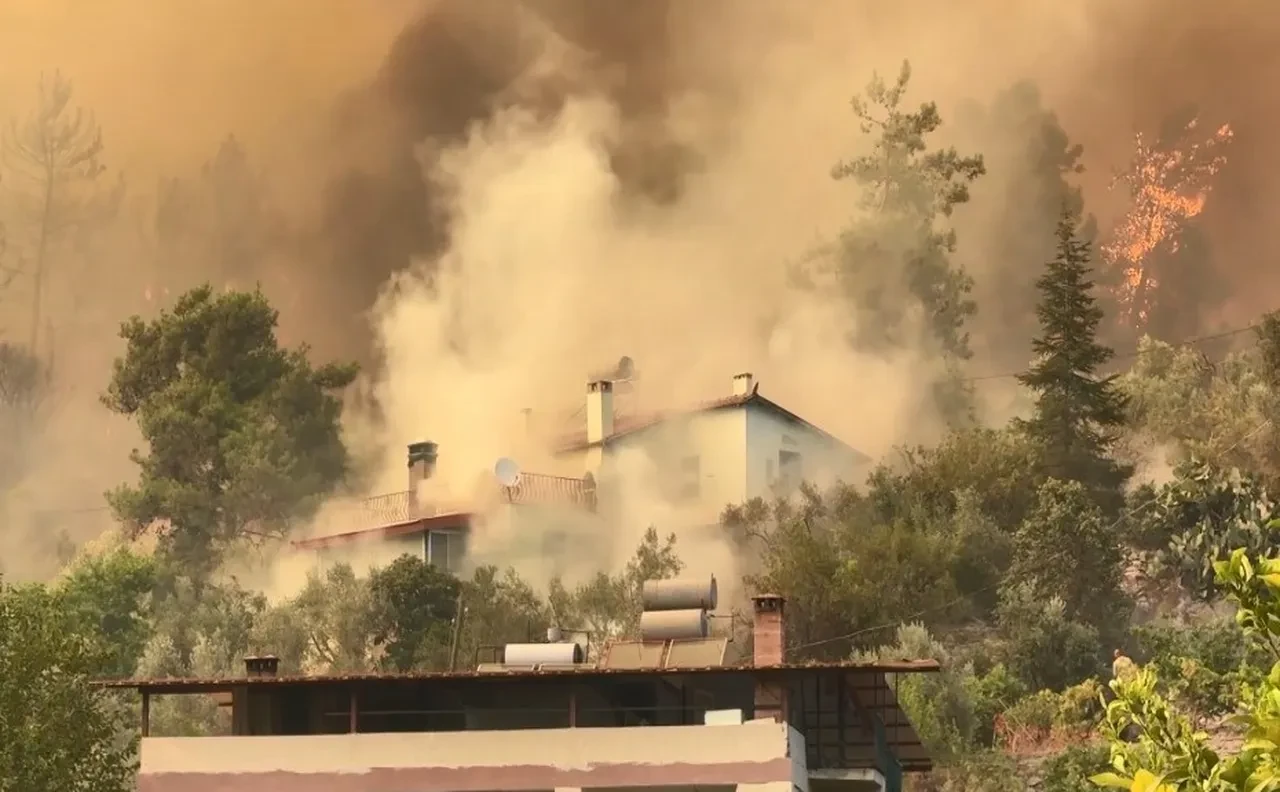 Muğla Fethiye'de yangın! 1 mahalle tahliye edildi, alevler saatler sonra kontrol altında