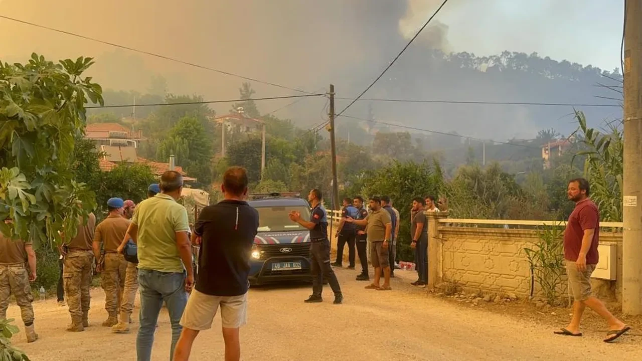 Muğla Fethiye'de yangın! 1 mahalle tahliye edildi, alevler saatler sonra kontrol altında