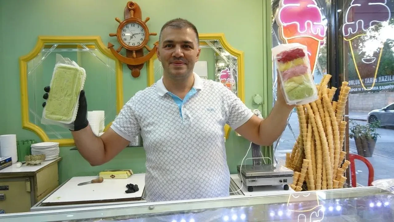 Bodrum'da bir top dondurmayı 400 TL'den satanlara Kilisli meslektaşından tepki: Aynı paraya kilosunu veriyor