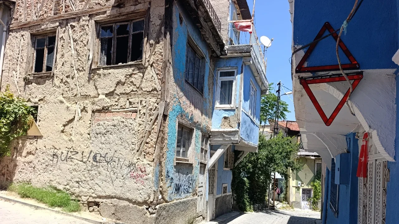 Evine çarpan araçlardan bıkan ev sahibinden ezber bozan önlem!
