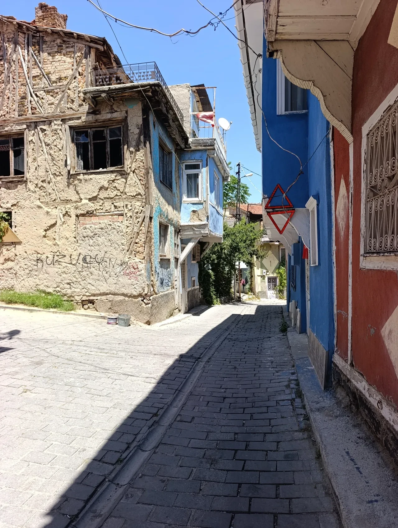 Evine çarpan araçlardan bıkan ev sahibinden ezber bozan önlem!