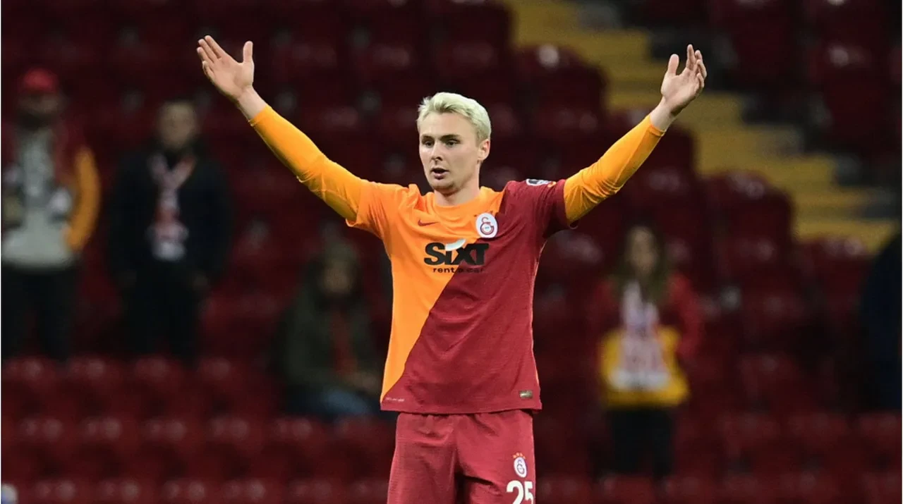 Galatasaray'da bir ayrılık daha! Okan Buruk yıldız ismi takımda istemedi