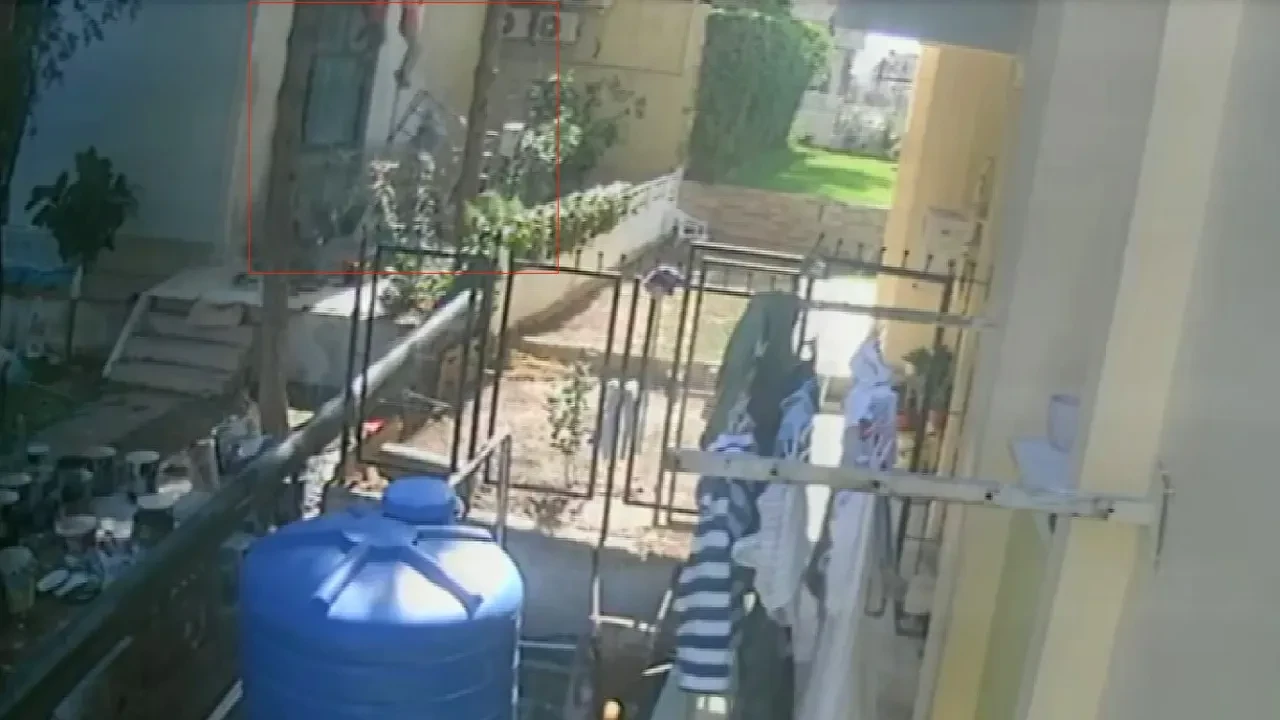 Halat koptu, iskele bir anda çöktü! 3 kardeşin yaralandığı iş kazası kamerada