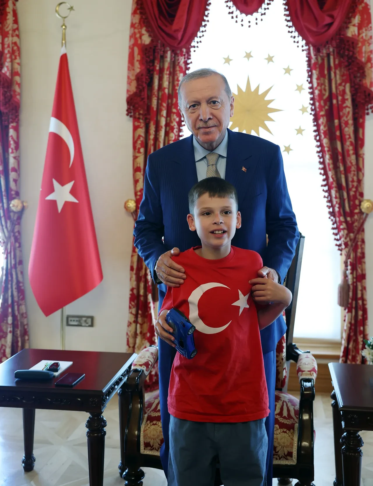 İngiltere'de islamofobiye karşı kek dağıtarak gönülleri fethetmişti: Cumhurbaşkanı Erdoğan, 12 yaşındaki Joshua Harris ile buluştu
