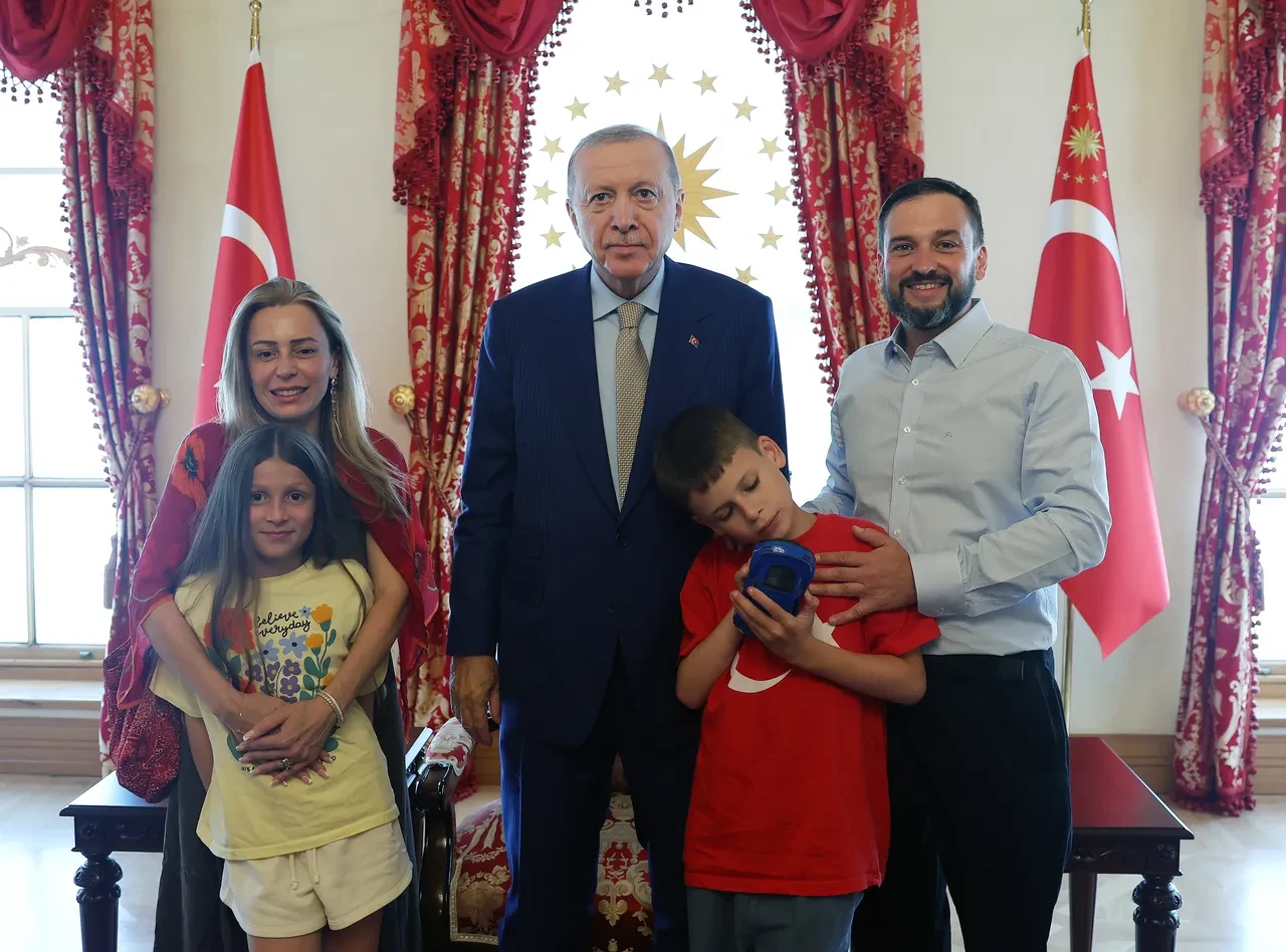 İngiltere'de islamofobiye karşı kek dağıtarak gönülleri fethetmişti: Cumhurbaşkanı Erdoğan, 12 yaşındaki Joshua Harris ile buluştu