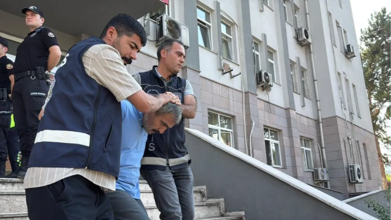 Karabük’te dehşet: 3 çocuğunu evden çıkarıp dini nikahlı eşinin boğazını kesen zanlı tutuklandı