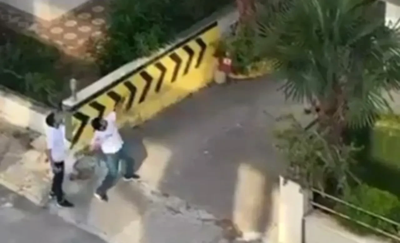 Karısını darbeden adama komşularından taşlı tepki