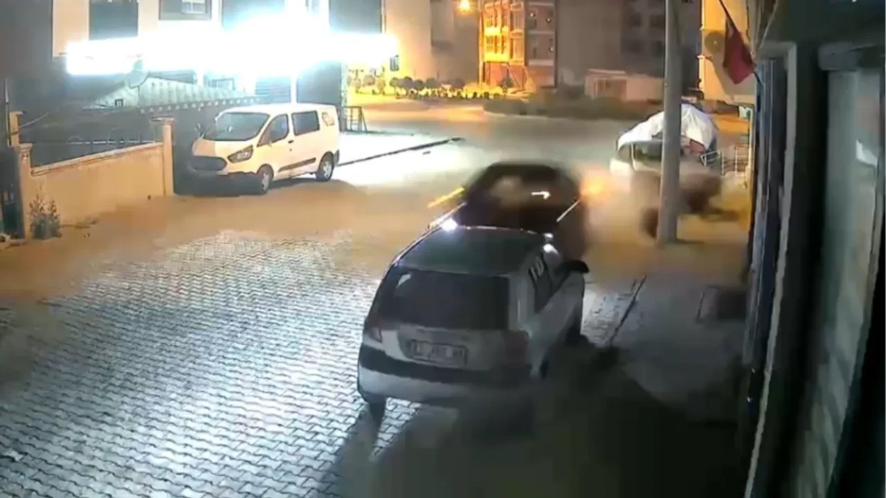 Kontrolden çıkan araç ortalığı savaş alanına çevirdi