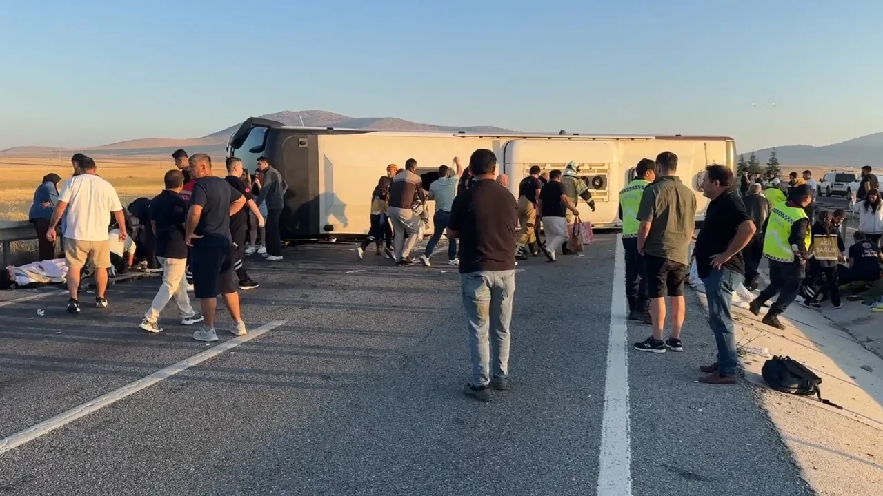 Kütahya'da yolcu otobüsü devrildi: Çok sayıda yaralı var