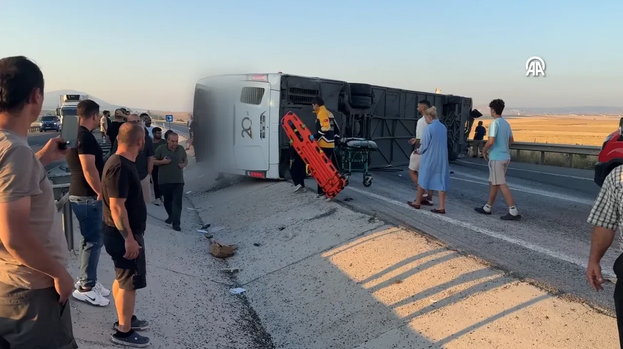 Kütahya'da yolcu otobüsü devrildi: Çok sayıda yaralı var