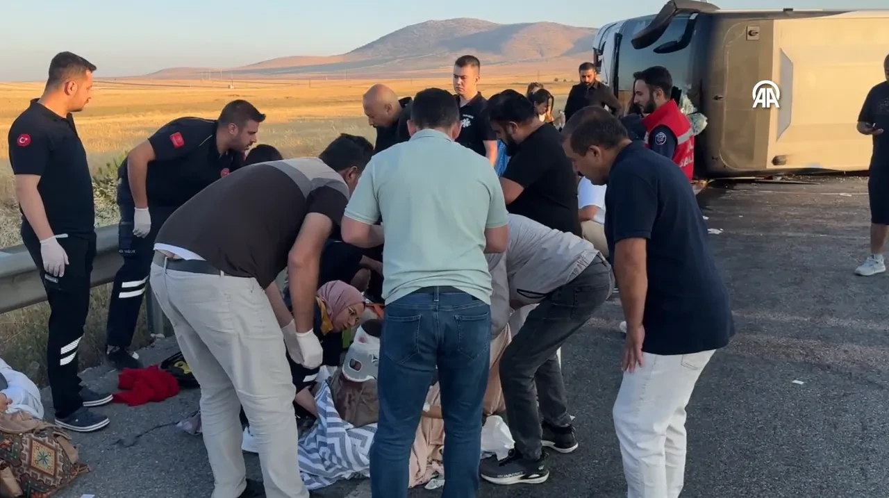 Kütahya'da yolcu otobüsü devrildi: Çok sayıda yaralı var