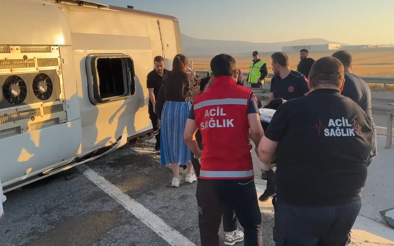 Kütahya'da yolcu otobüsü devrildi: Çok sayıda yaralı var