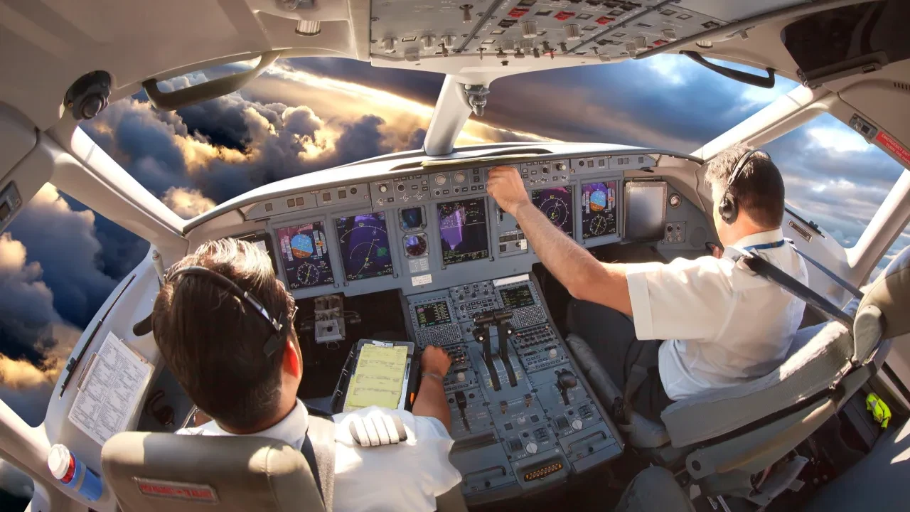 Uçaktaki 3 pilot da rahatsızlandı! Havada facianın eşiğinden dönüldü
