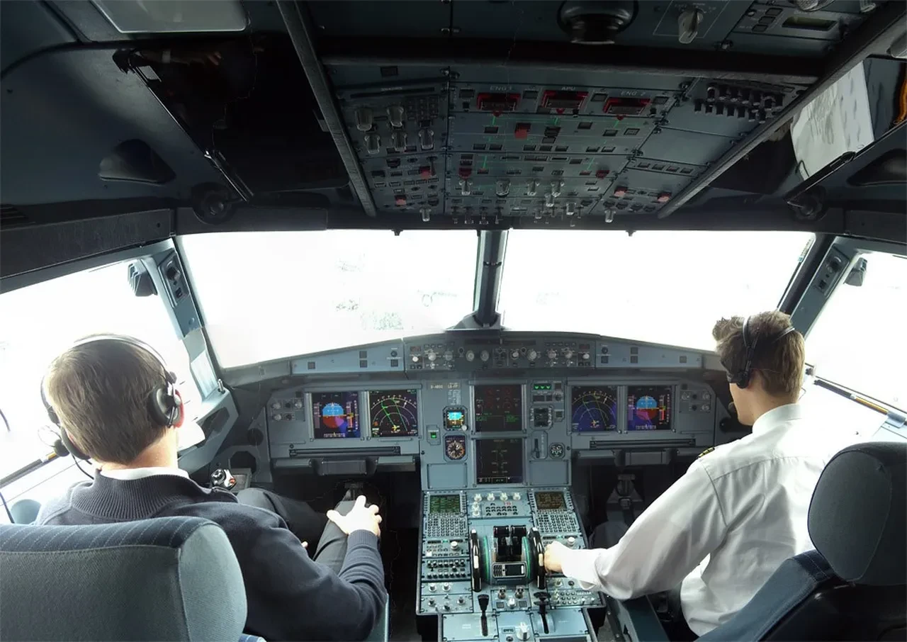 Uçaktaki 3 pilot da rahatsızlandı! Havada facianın eşiğinden dönüldü