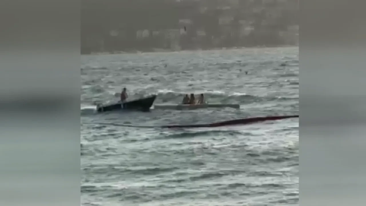 Adalar'da fırtına paniği: Platformun üstünde açık denize sürüklendiler