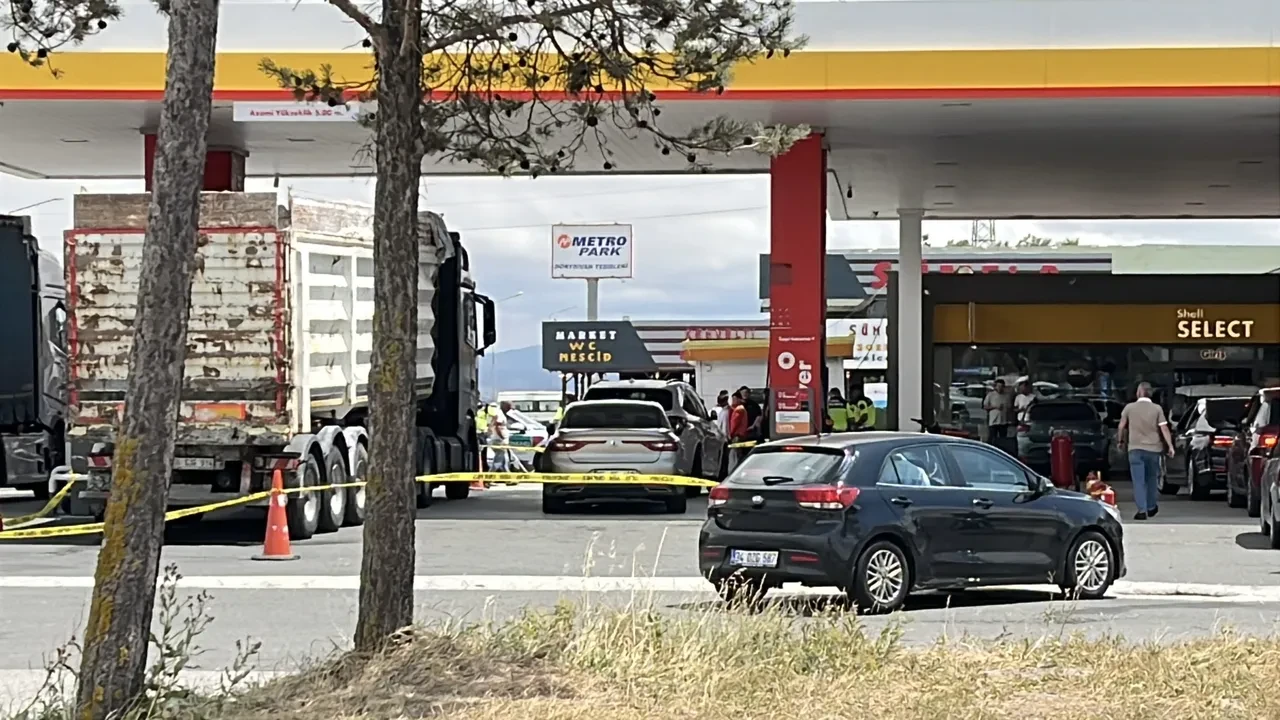 Akaryakıt istasyonunda sıra kavgası kanlı bitti: Gurbetçi sürücü dehşet saçtı