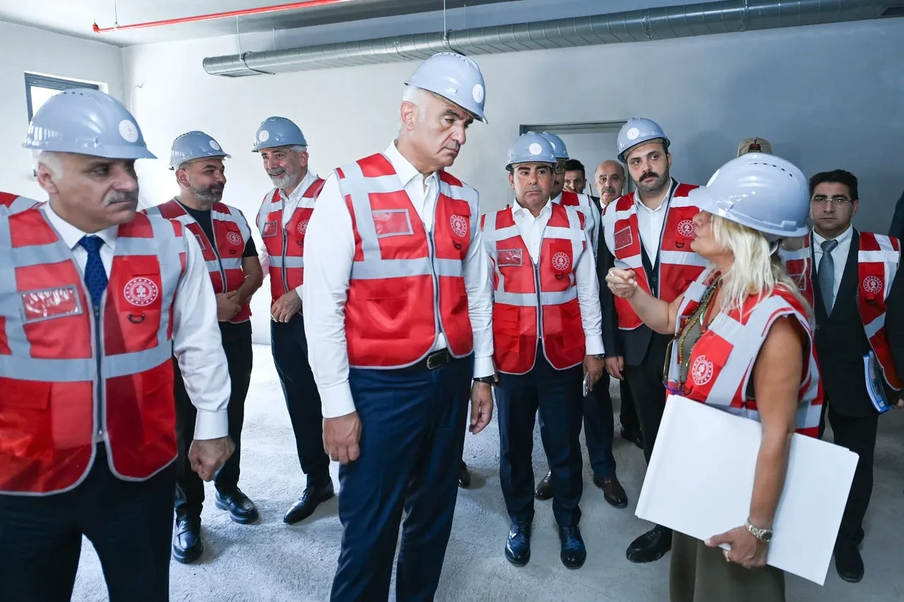 Bakan Ersoy'dan demokrasi mesajı! Cunta dönemlerinin karanlığı unutturulmayacak