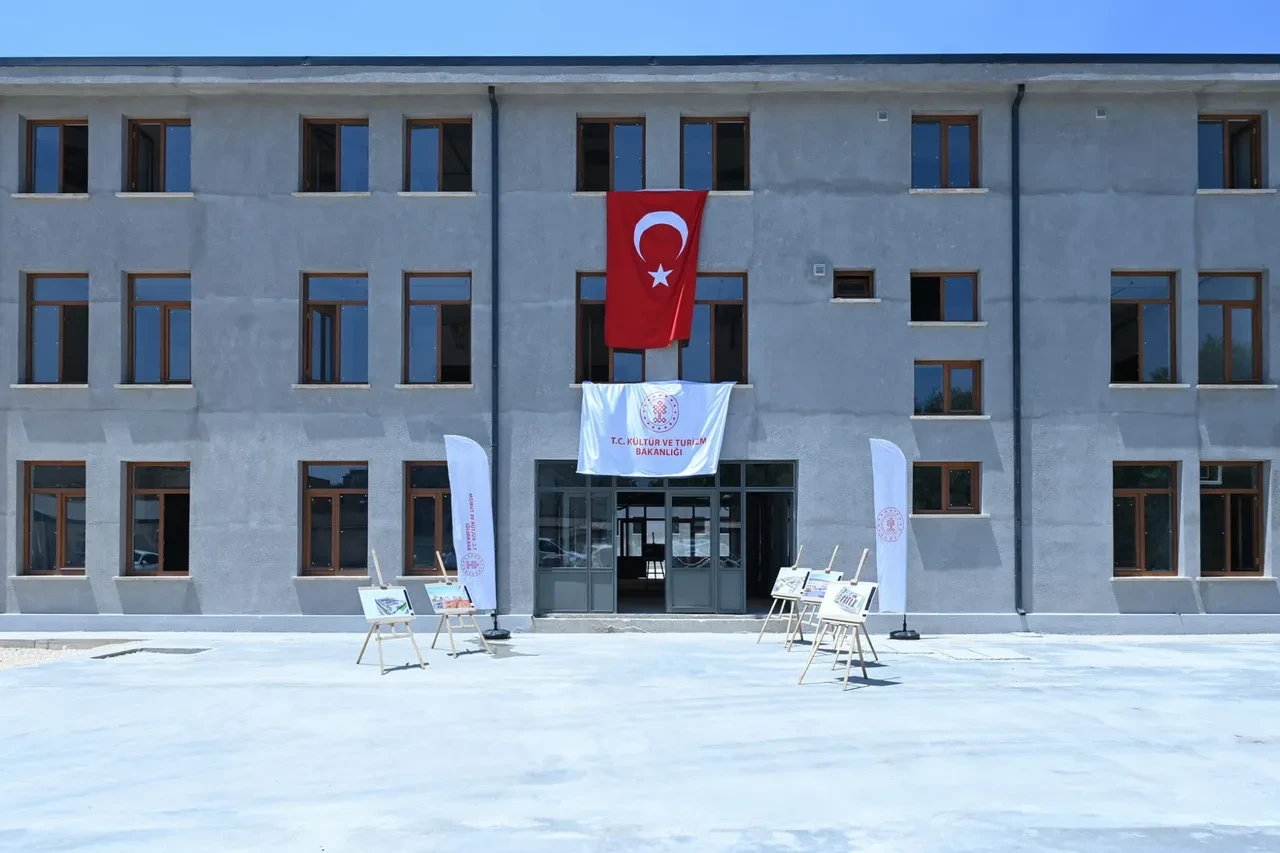 Bakan Ersoy'dan demokrasi mesajı! Cunta dönemlerinin karanlığı unutturulmayacak