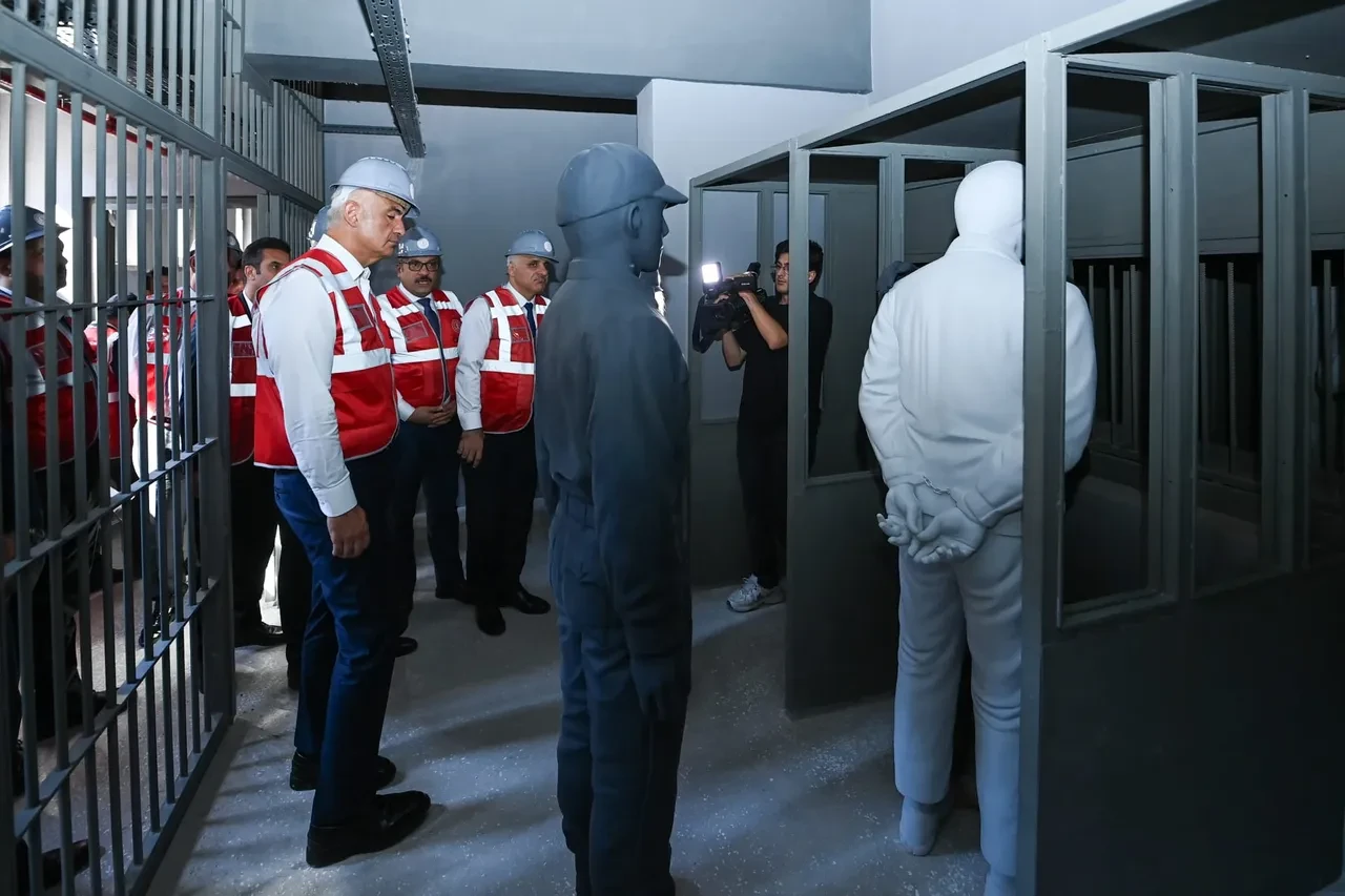 Bakan Ersoy'dan demokrasi mesajı! Cunta dönemlerinin karanlığı unutturulmayacak