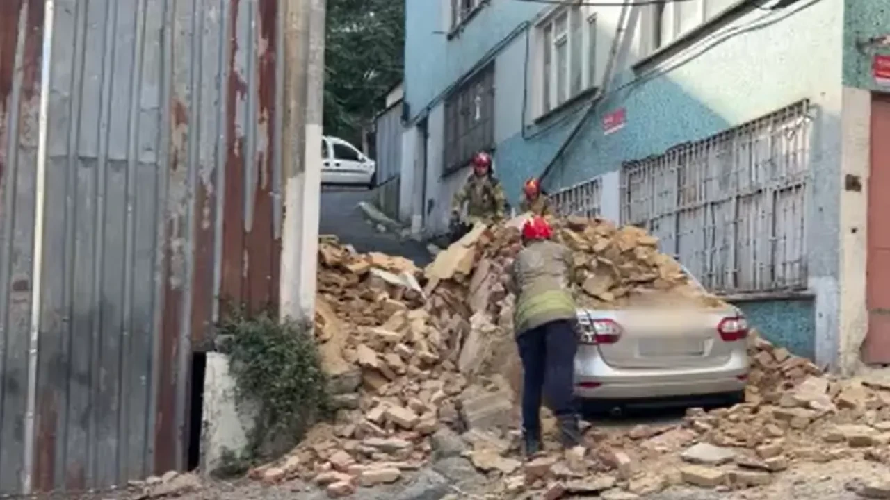 Beyoğlu’nda bina çöktü: Park halindeki araç moloz yığınlarının altında kaldı