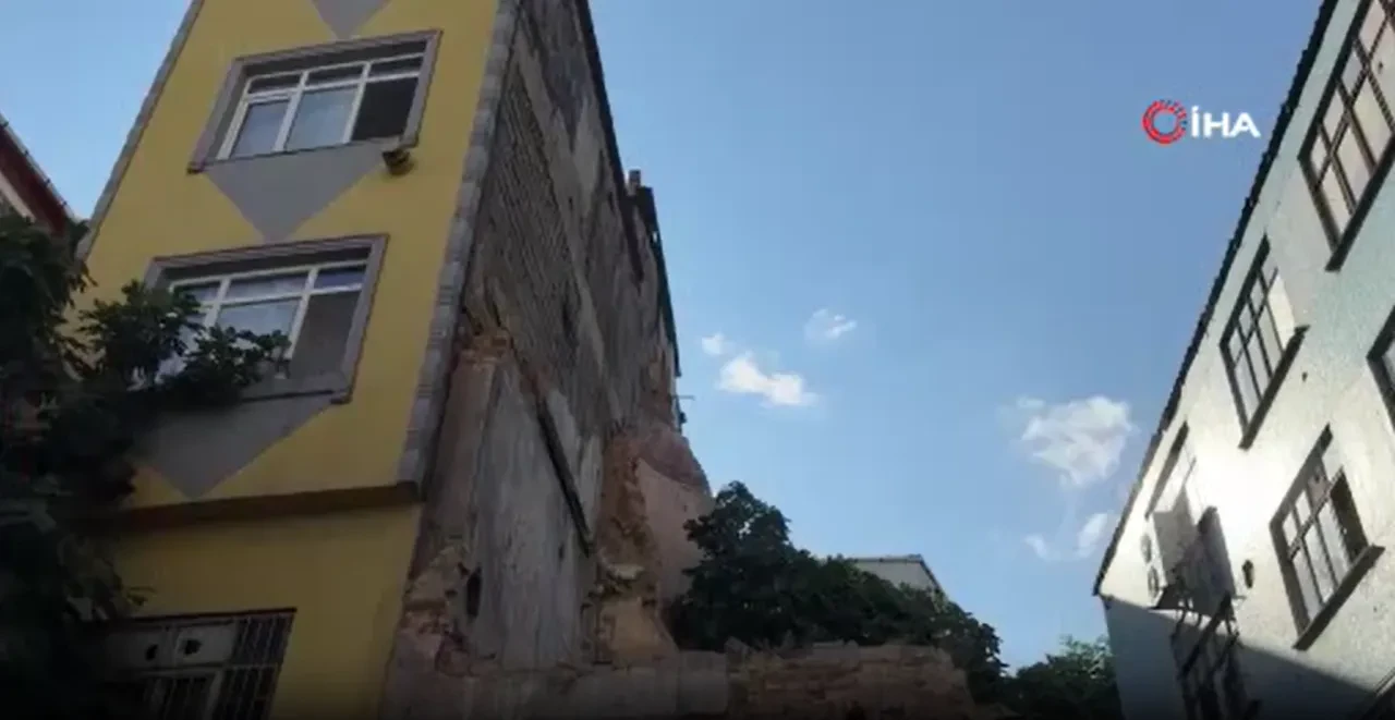 Beyoğlu’nda bina çöktü: Park halindeki araç moloz yığınlarının altında kaldı