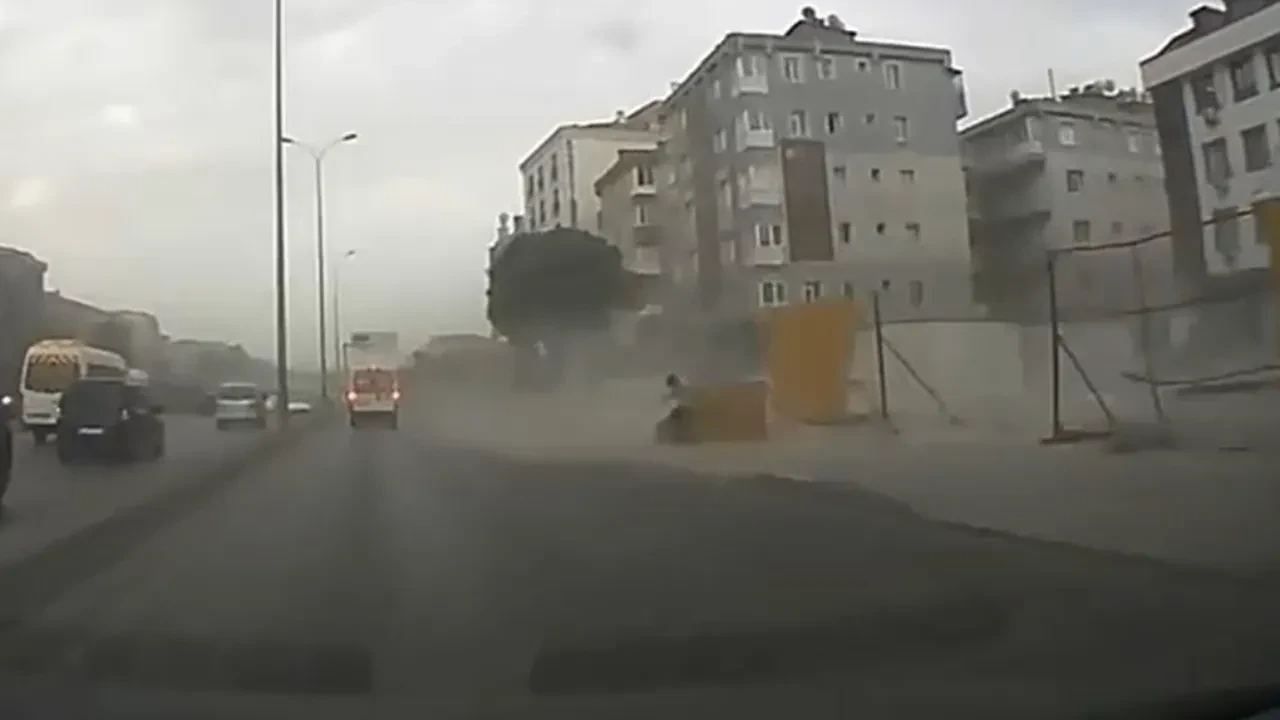 E-5 yan yolda inşaat bariyerleri vatandaşın üstüne uçtu