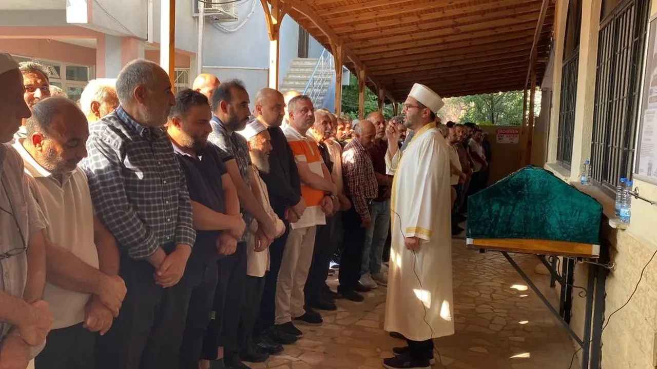 Kocaeli'de iskeleden düşen işçi hayatını kaybetti