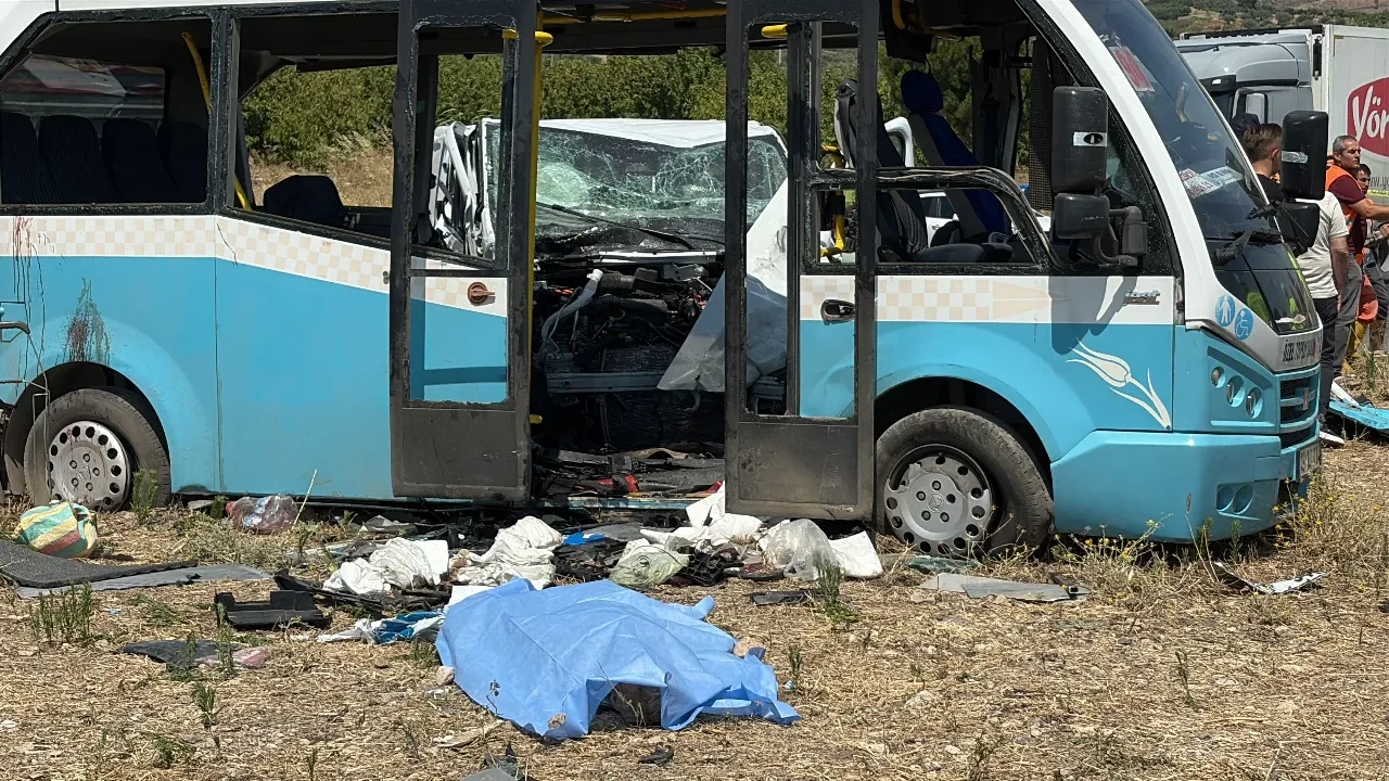 Manisa'da feci kaza! Halk otobüsüne kamyonet çarptı: Ölü ve yaralılar var