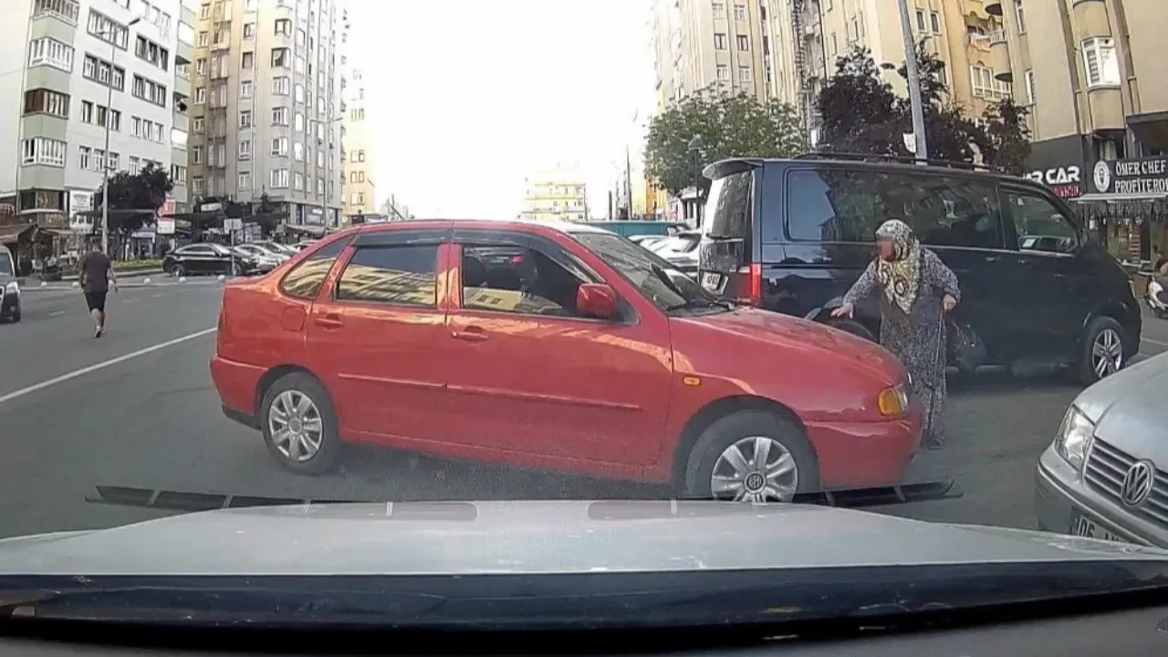 Park yeri kavgasının kazananı bastonlu teyze oldu