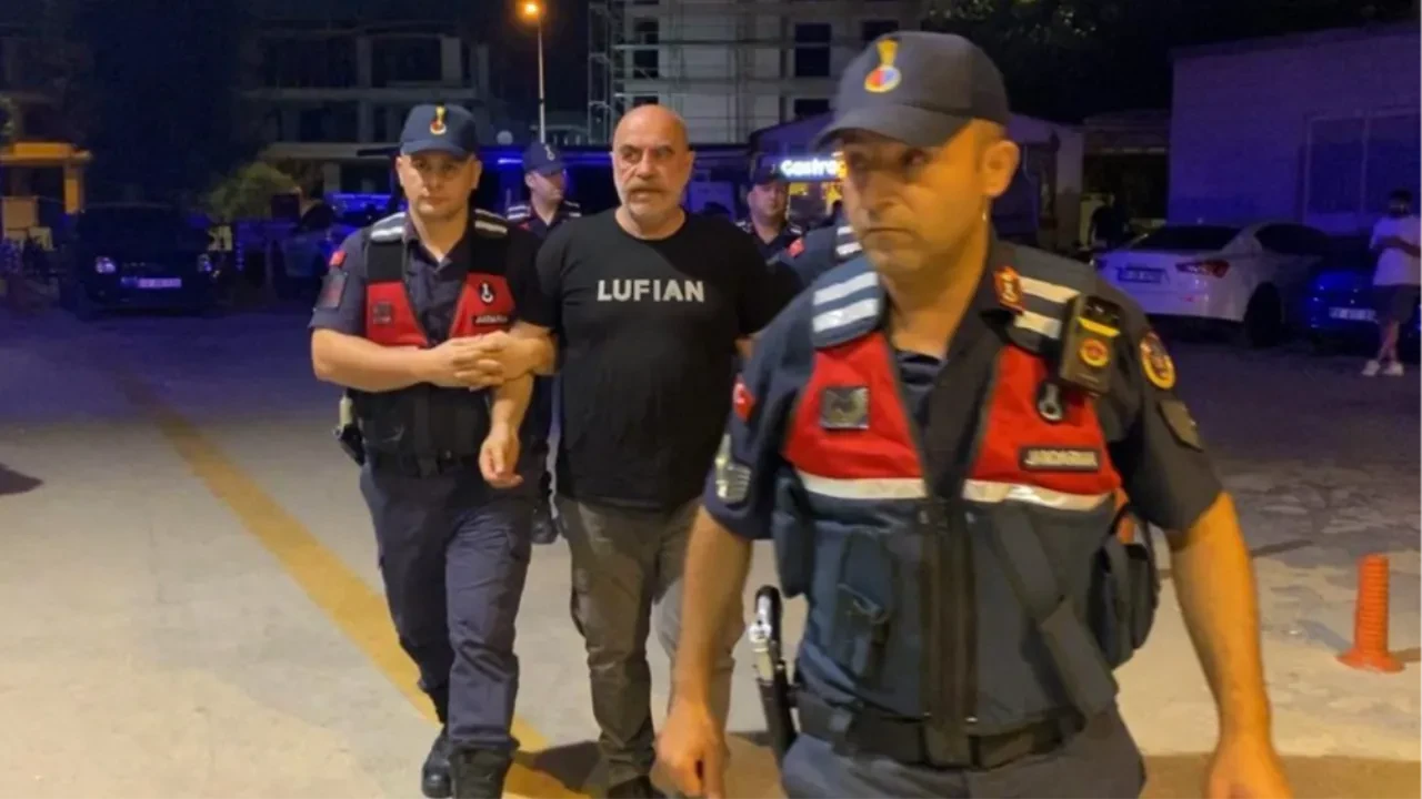 Ünlü yönetmen Ezel Akay ve kardeşi gözaltına alındı