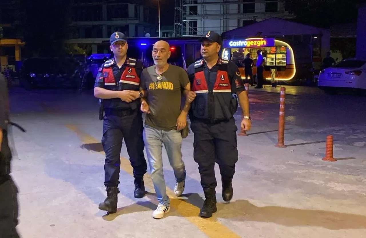 Ünlü yönetmen Ezel Akay ve kardeşi gözaltına alındı