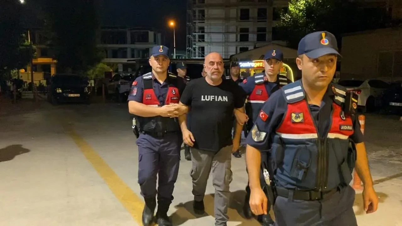 Ünlü yönetmen Ezel Akay ve kardeşi gözaltına alındı